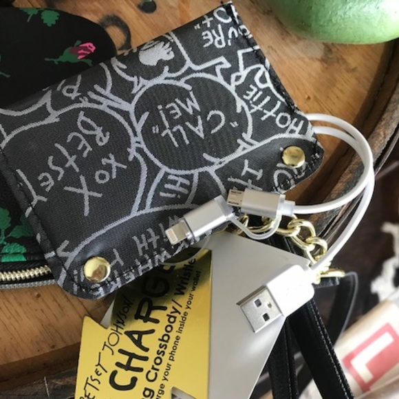 BETSEY JOHNSON "I'M IN CHARGE" Charging Roses Bag - Picture 7 of 8